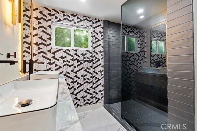 Detail Gallery Image 37 of 59 For 23726 Oxnard St, Woodland Hills,  CA 91367 - 4 Beds | 4 Baths