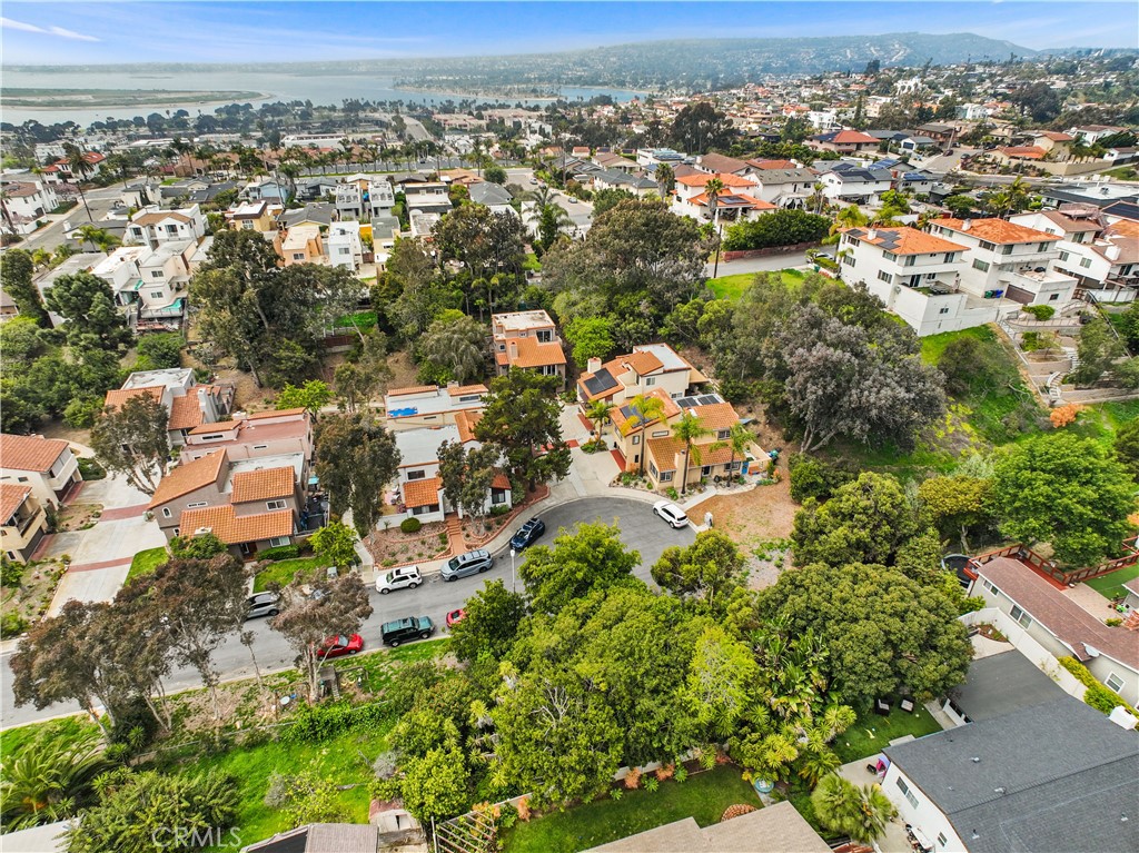 MLS #OC25081317 img 3