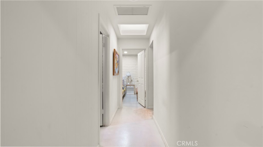 https://media.crmls.org/medias/51db21de-2b33-497c-ad2a-81ecfcaeea01.jpg?preset=X-Large