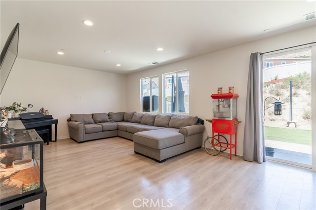 31058 Avenida Ramblas, Highland CA: https://media.crmls.org/medias/51db5a31-4ef0-4b8e-b641-80c69b765b65.jpg