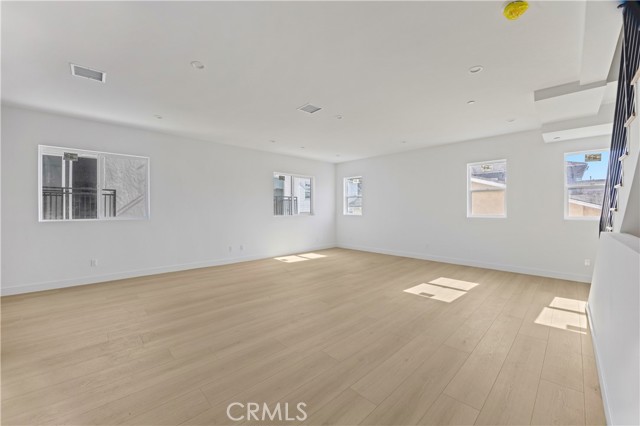 Detail Gallery Image 4 of 12 For 4511 Rosewood Ave #1/2,  Los Angeles,  CA 90004 - 4 Beds | 4/1 Baths