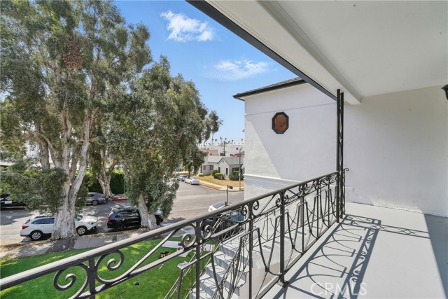 1327 S Burnside Avenue, Los Angeles CA: https://media.crmls.org/medias/51dd15f0-eb9d-498f-91ff-08ca11628bbb.jpg
