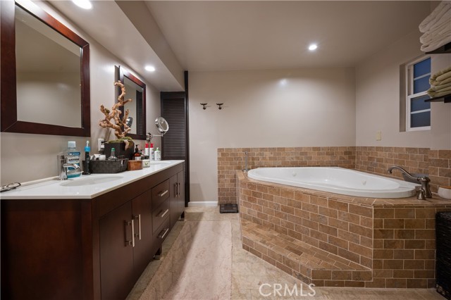 Detail Gallery Image 15 of 29 For 5526 Fulton Ave, Sherman Oaks,  CA 91401 - 4 Beds | 3 Baths