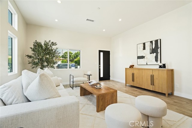 Detail Gallery Image 8 of 29 For 422 Almond Ave, Monrovia,  CA 91016 - 5 Beds | 4 Baths