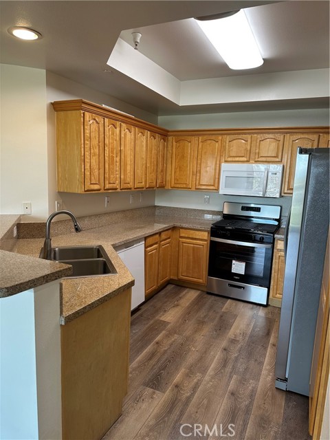 Detail Gallery Image 5 of 23 For 7551 Jordan #408,  Canoga Park,  CA 91303 - 3 Beds | 3 Baths