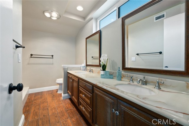 23761 Singapore Street, Mission Viejo CA: https://media.crmls.org/medias/51e1024e-ccc4-4ad0-8e61-00a95dc5f730.jpg