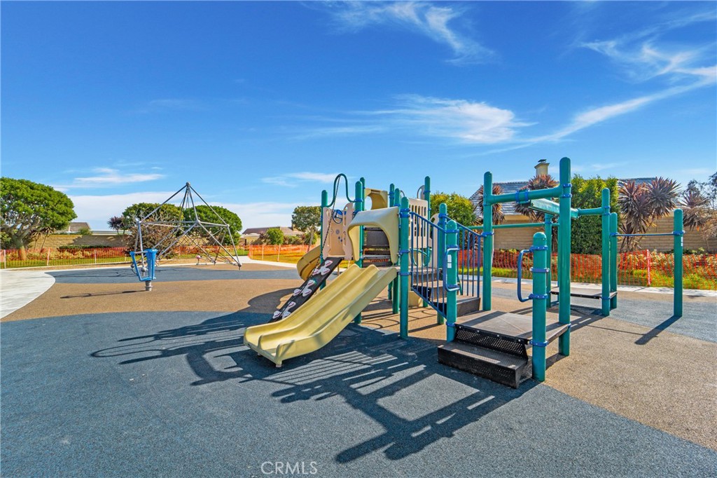 MLS #OC25117381 img 1