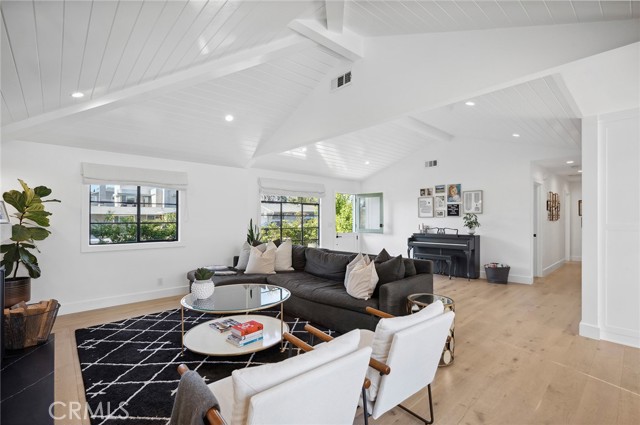 Detail Gallery Image 6 of 51 For 206 Del Mar Ave, Costa Mesa,  CA 92627 - 4 Beds | 2 Baths