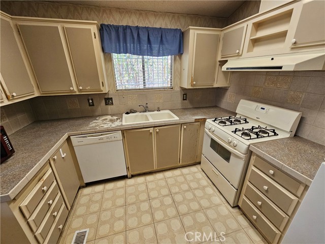 Detail Gallery Image 8 of 16 For 17640 Corkill Rd #6,  Desert Hot Springs,  CA 92241 - 2 Beds | 2 Baths