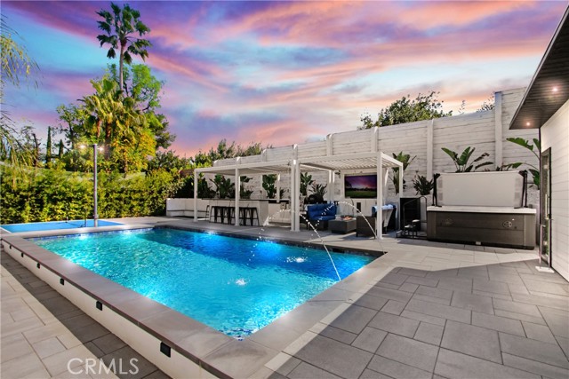 20200 Clark Street, Woodland Hills CA: https://media.crmls.org/medias/51e37de4-8d7f-4faf-9be7-b036aa814edf.jpg