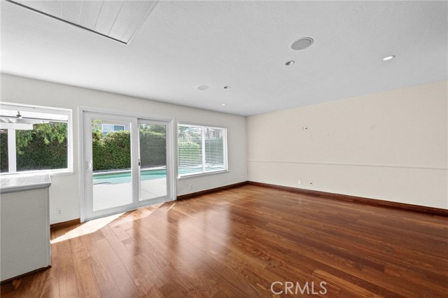 9882 Kings Canyon Drive, Huntington Beach CA: https://media.crmls.org/medias/51e3df2c-212e-4eac-9240-ba10fe0679b6.jpg