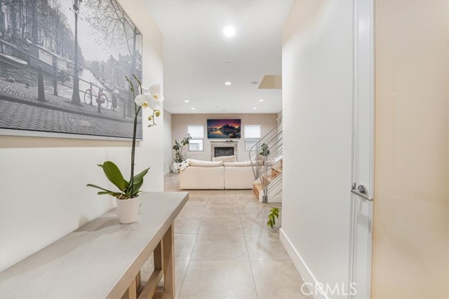 Detail Gallery Image 3 of 25 For 11023 Fruitland Dr #104,  Studio City,  CA 91604 - 3 Beds | 4 Baths