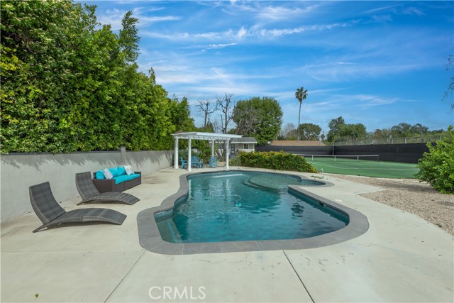 Detail Gallery Image 35 of 53 For 22637 Erwin St, Woodland Hills,  CA 91367 - 6 Beds | 5/1 Baths