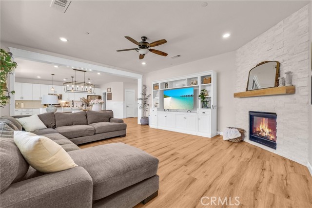 Detail Gallery Image 4 of 34 For 18123 Corktree Dr, San Bernardino,  CA 92407 - 4 Beds | 3 Baths
