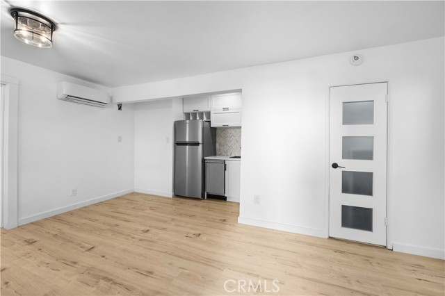 Detail Gallery Image 2 of 22 For 1303 N Beverly Glen Bld, Los Angeles,  CA 90077 - 1 Beds | 1/1 Baths