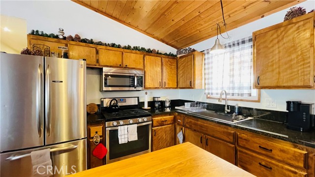 Detail Gallery Image 14 of 33 For 921 Wendy Ave, Big Bear City,  CA 92314 - 2 Beds | 2 Baths