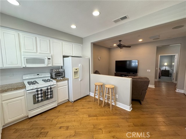 896 Poppyseed Way, Hemet CA: https://media.crmls.org/medias/51f541ee-9c1d-465e-9dfa-38a287474fd4.jpg