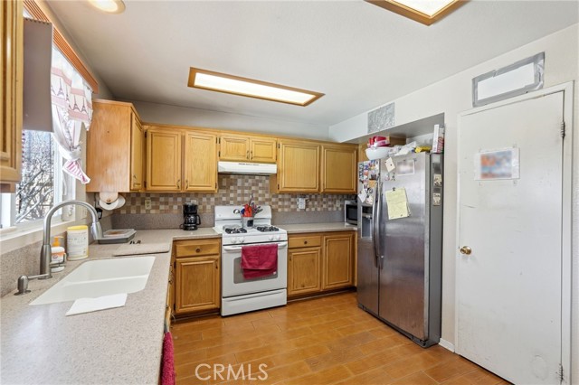 Detail Gallery Image 5 of 23 For 45409 Pickford Ave, Lancaster,  CA 93534 - 5 Beds | 2/1 Baths