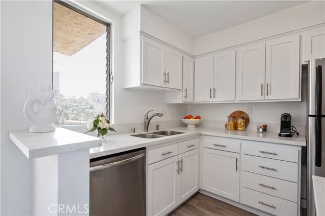 555 Esplanade, Redondo Beach, California 90277, 2 Bedrooms Bedrooms, ,2 BathroomsBathrooms,Residential,For Sale,Esplanade,SB25176397