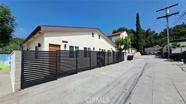 Detail Gallery Image 3 of 20 For 1658 Del Valle Ave a,  Glendale,  CA 91208 - 2 Beds | 2 Baths
