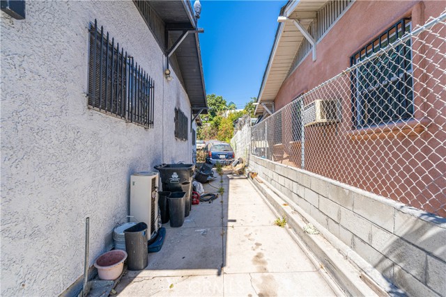 Detail Gallery Image 33 of 39 For 3833 Montclair St, Los Angeles,  CA 90018 - 3 Beds | 2 Baths