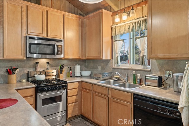 Detail Gallery Image 4 of 30 For 810 Arosa Dr, Crestline,  CA 92325 - 4 Beds | 2 Baths