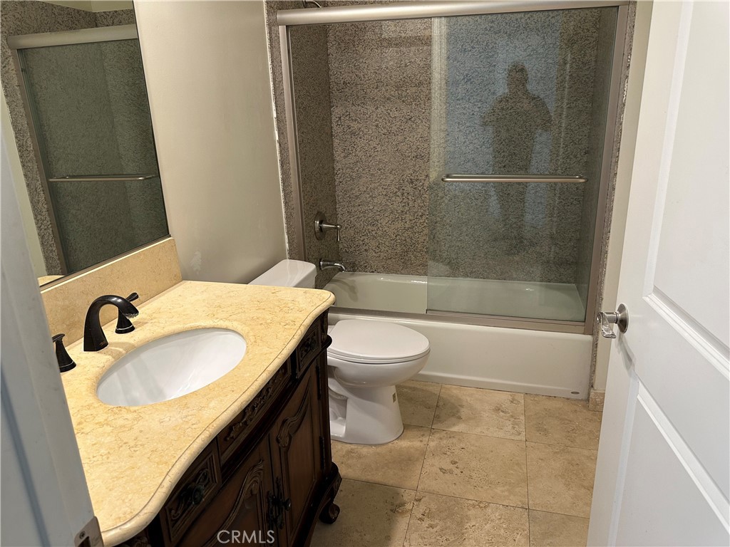 https://media.crmls.org/medias/51fb5fc2-afa7-4348-bbe9-e8815924a1bd.jpg?preset=X-Large