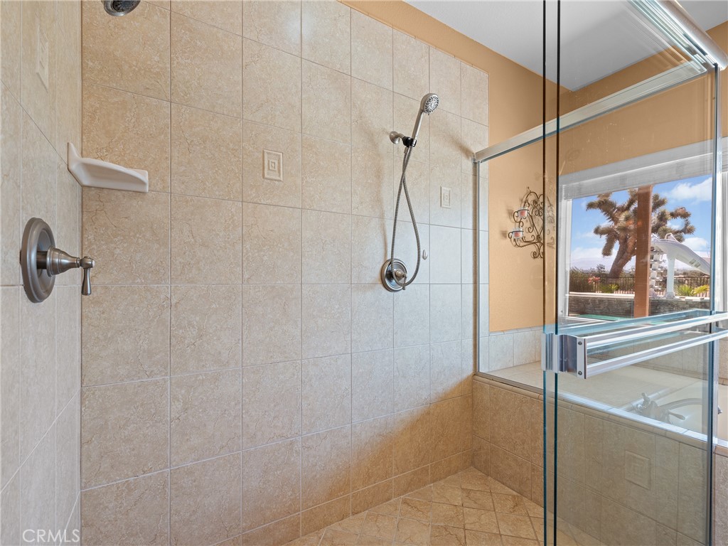 https://media.crmls.org/medias/51fb8b7d-33b1-4d0c-b7c0-d229b67af8c9.jpg?preset=X-Large