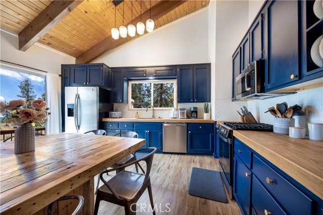 Detail Gallery Image 12 of 58 For 39651 Flicker Rd, Fawnskin,  CA 92333 - 5 Beds | 3/1 Baths