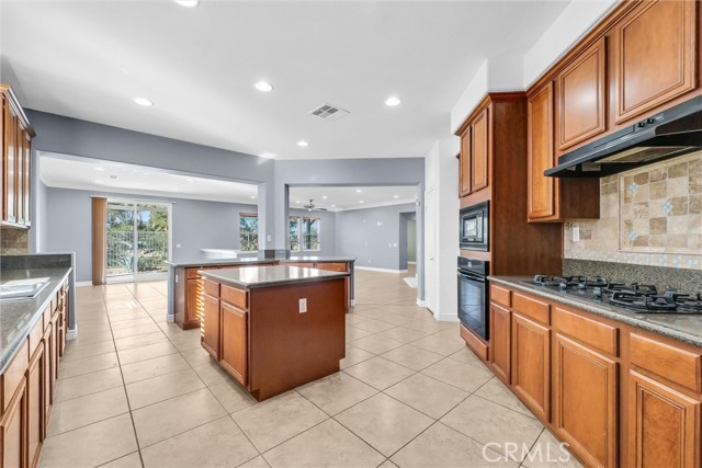 Detail Gallery Image 16 of 42 For 519 Cedarbrook Ln, Corona,  CA 92879 - 4 Beds | 2/1 Baths