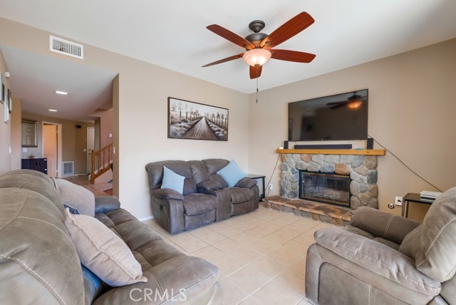 Detail Gallery Image 18 of 75 For 18556 Olympian Ct, Canyon Country,  CA 91351 - 3 Beds | 2/1 Baths