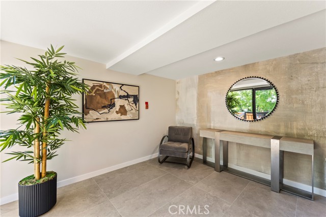 Detail Gallery Image 5 of 40 For 4720 Park Encino Ln #220,  Encino,  CA 91436 - 2 Beds | 2/1 Baths