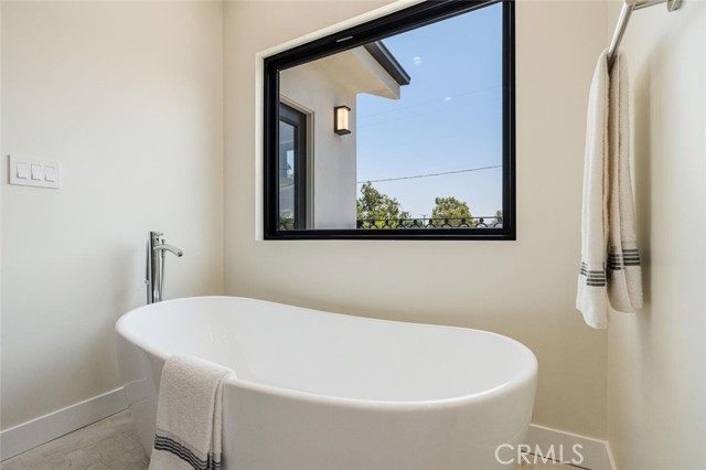 521 N Sparks Street, Burbank CA: https://media.crmls.org/medias/520e85eb-b5c4-4f90-bf06-b6b48013a5bf.jpg
