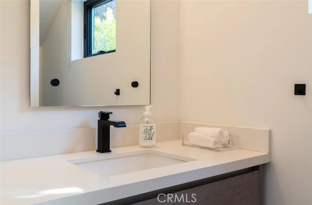 Detail Gallery Image 15 of 25 For 12134 Clarkson Rd, Los Angeles,  CA 90064 - 2 Beds | 3/1 Baths