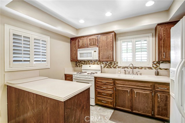 Detail Gallery Image 2 of 17 For 16510 Iris, Fontana,  CA 92335 - 3 Beds | 2 Baths