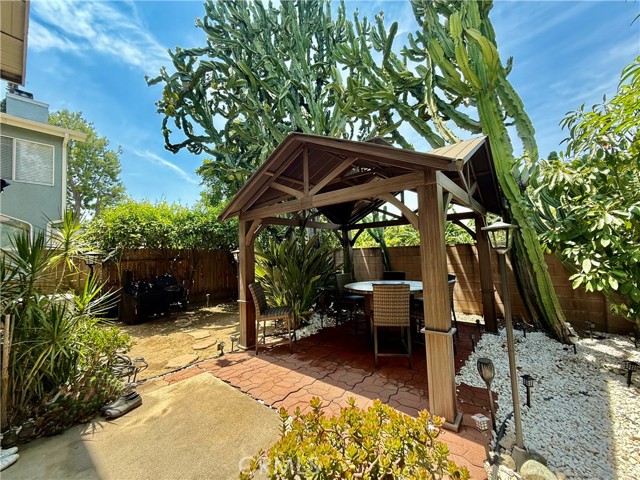 9213 Independence Way, North Hills CA: https://media.crmls.org/medias/52106ada-b26d-42ee-aec7-fb33cc60b42c.jpg
