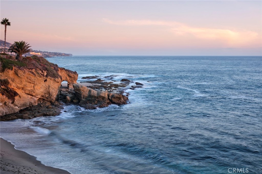 https://media.crmls.org/medias/5210bf07-58a1-41cc-94fd-d692e31faf84.jpg?preset=X-Large