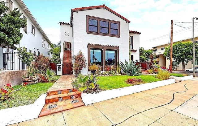Detail Gallery Image 2 of 30 For 3535 E Ocean Ave, Long Beach,  CA 90803 - 2 Beds | 2 Baths