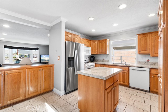Detail Gallery Image 5 of 28 For 15762 Plymouth Lane, Huntington Beach,  CA 92647 - 5 Beds | 2 Baths