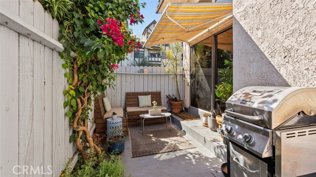 Detail Gallery Image 3 of 26 For 17931 Magnolia Bld #24,  Encino,  CA 91316 - 2 Beds | 2/1 Baths