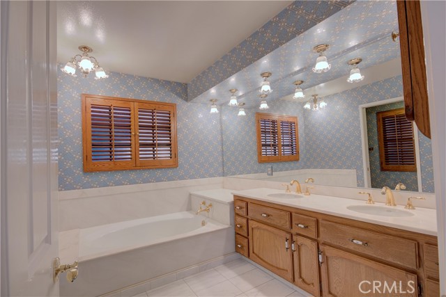 Detail Gallery Image 9 of 23 For 2606 Cañada Bld #201,  Glendale,  CA 91208 - 3 Beds | 2 Baths