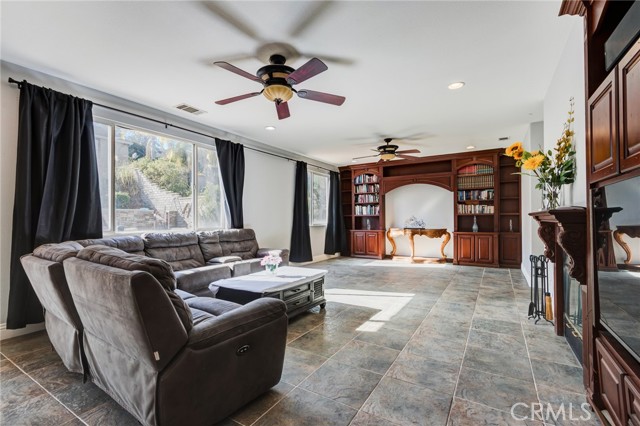 Detail Gallery Image 14 of 49 For 1652 Rivendel Dr, Corona,  CA 92883 - 4 Beds | 4 Baths