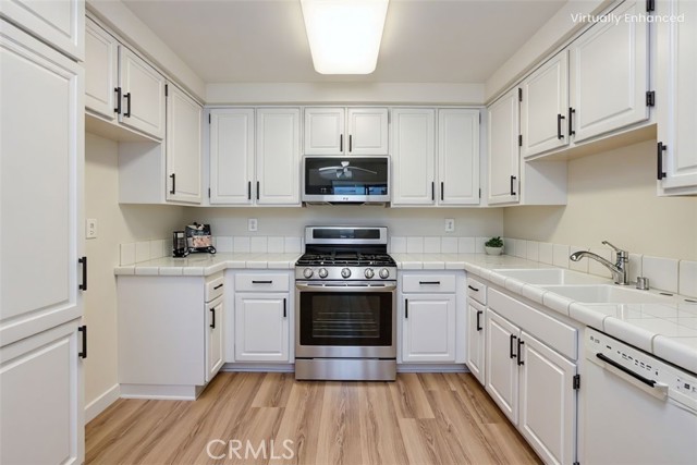 Detail Gallery Image 8 of 36 For 25705 Player Dr, Valencia,  CA 91355 - 2 Beds | 2 Baths