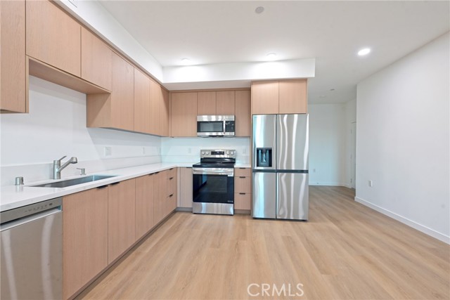 Detail Gallery Image 3 of 10 For 14606 Sylvan St #206,  Van Nuys,  CA 91411 - 2 Beds | 2 Baths