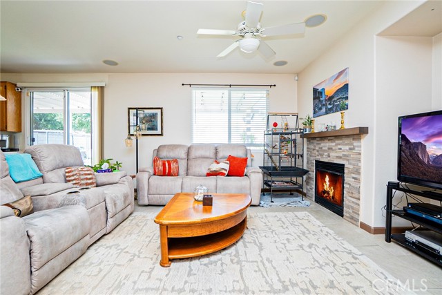 15138 Holiday Drive, Fontana CA: https://media.crmls.org/medias/52206ad9-354f-4107-a454-1192333cc040.jpg