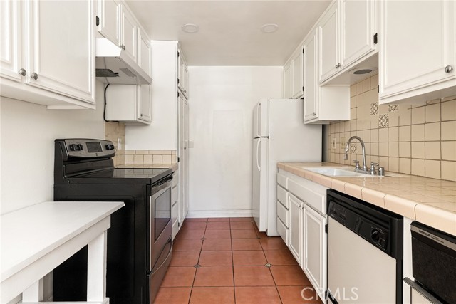 Detail Gallery Image 4 of 18 For 497 E California Bld #119,  Pasadena,  CA 91106 - 2 Beds | 2 Baths