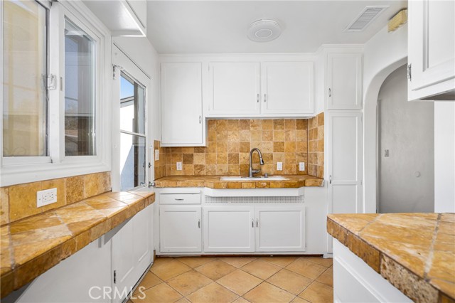 Image 11 of 52 For 4851 Faculty Avenue