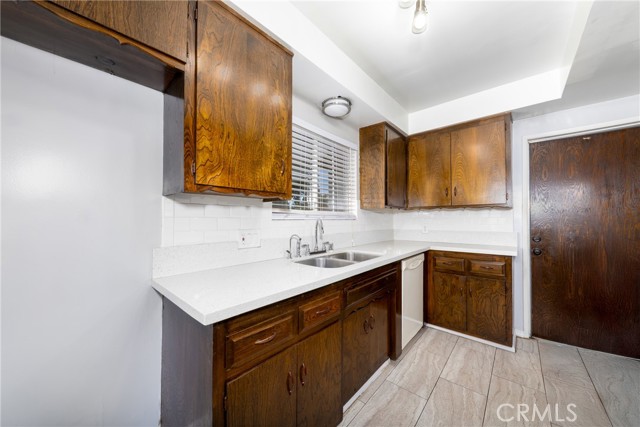 261 E Fig Avenue, Monrovia CA: https://media.crmls.org/medias/52244662-703c-42bb-8f7c-89885746c736.jpg