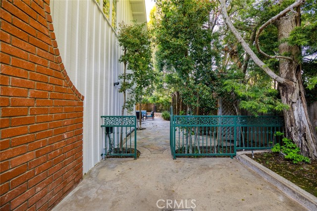 Detail Gallery Image 4 of 43 For 16842 Harkness, Huntington Beach,  CA 92649 - 4 Beds | 2/1 Baths