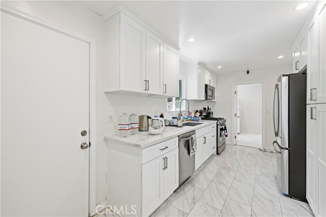 Detail Gallery Image 13 of 47 For 11329 Mclennan Ave, Granada Hills,  CA 91344 - 7 Beds | 2 Baths